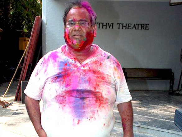 riya and raima sen play holi at azmi house 17
