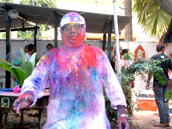 riya and raima sen play holi at azmi house 21