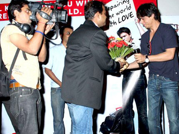 shahrukh khan promotes my name is khan at multiplexes 2