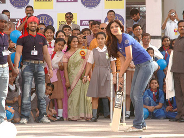 shilpa shetty and raj kundra play cricket with school children 6