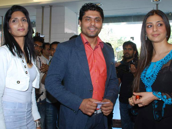 tabu and sharman joshi unveil libas summer collection 7