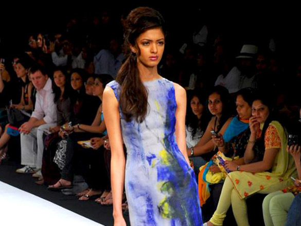 vidya malvade walks the ramp for nidhi and divya at lakme fashion week 2010 11