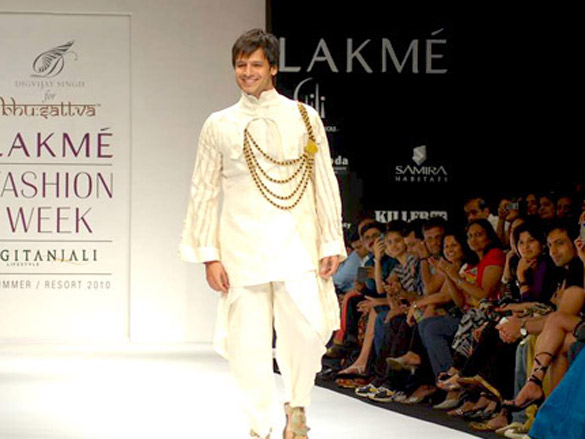 vivek oberoi walks the ramp for digvijay singh at lakme fashion week 2010 3