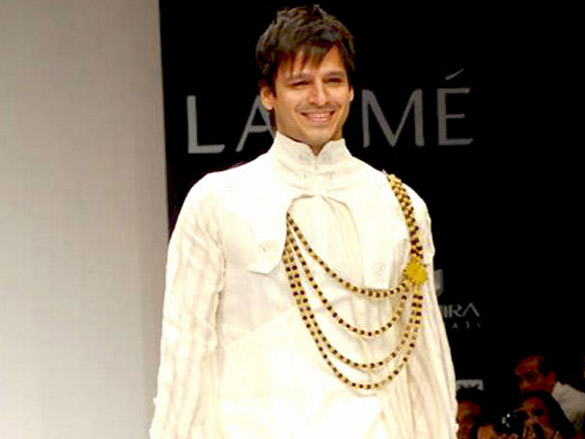 vivek oberoi walks the ramp for digvijay singh at lakme fashion week 2010 4