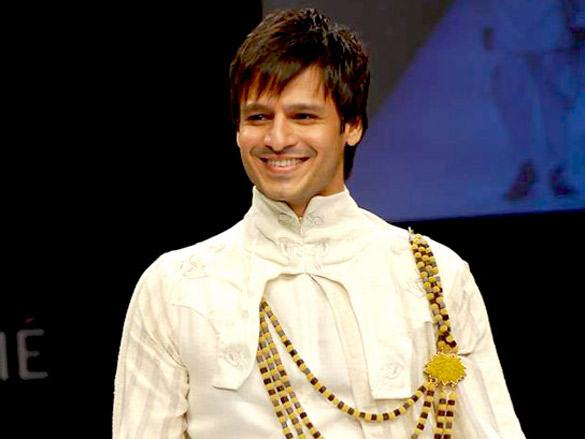 vivek oberoi walks the ramp for digvijay singh at lakme fashion week 2010 5