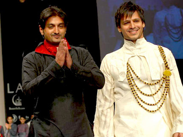 vivek oberoi walks the ramp for digvijay singh at lakme fashion week 2010 7