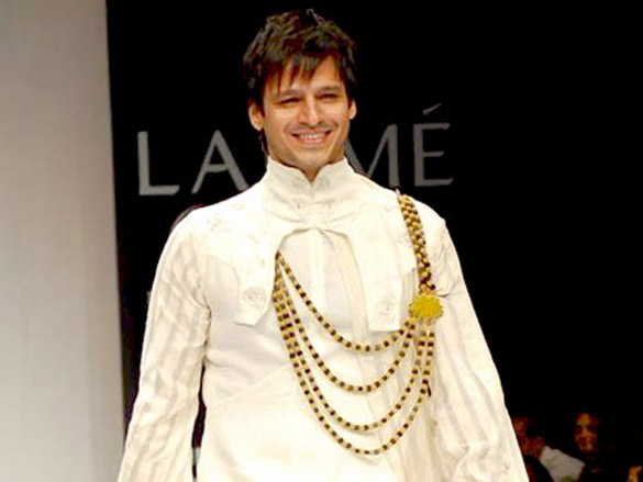 vivek oberoi walks the ramp for digvijay singh at lakme fashion week 2010 8