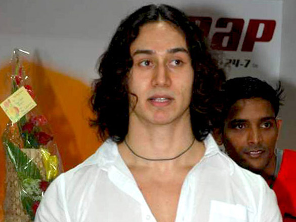 tiger shroff ruslaan and kailash kher launch snap fitness 247 gym 4