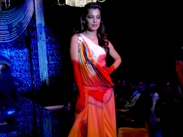 mugdha godse walks for mandira wirk a ipl party 3