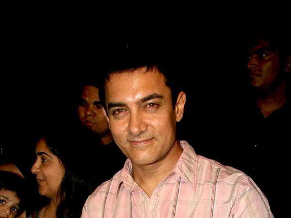 aamir khan celebrates diwali with a card party 3