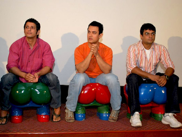 aamirsharman and madhavan unveil 3 idiots first song 4