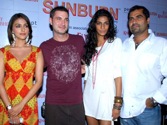aarti chhabria with anushka manchanda at sun burn press meet 4