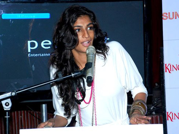 aarti chhabria with anushka manchanda at sun burn press meet 5