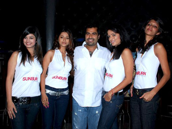 aarti chhabria with anushka manchanda at sun burn press meet 10
