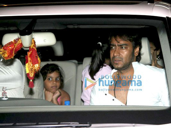 ajay and kajol watch avatar with their kids 2