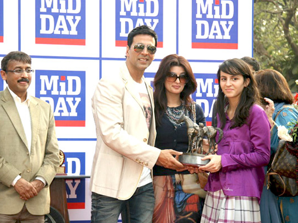akshay and twinkle at turf club racing finale 2