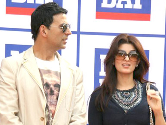 akshay and twinkle at turf club racing finale 6