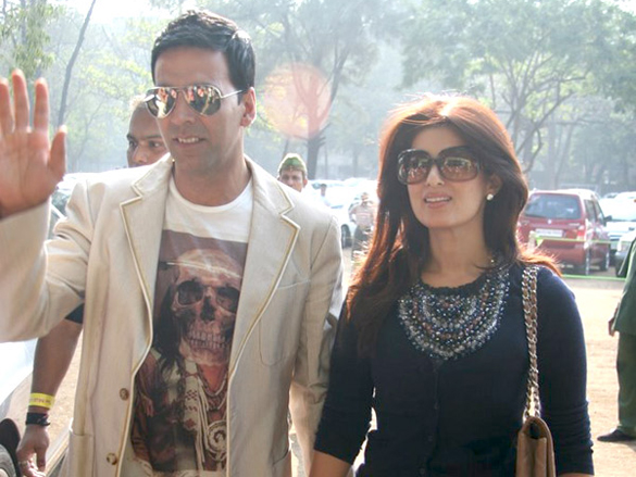 akshay and twinkle at turf club racing finale 13