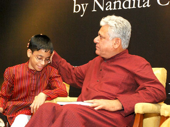 amitabh bachchan unveils om puris unlikely hero 6