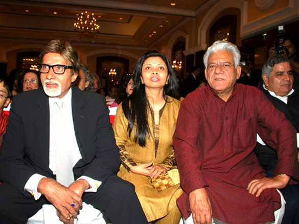 amitabh bachchan unveils om puris unlikely hero 7