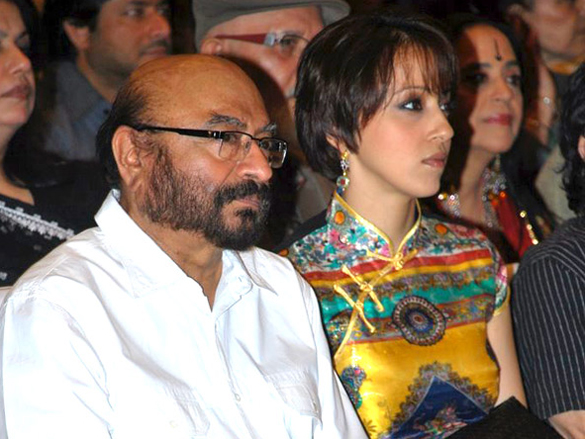 amitabh bachchan unveils om puris unlikely hero 17