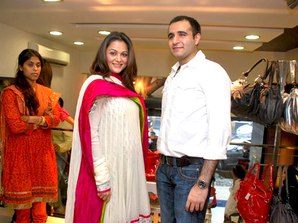 amrita arora graces the launch of tres modes winter fall 5