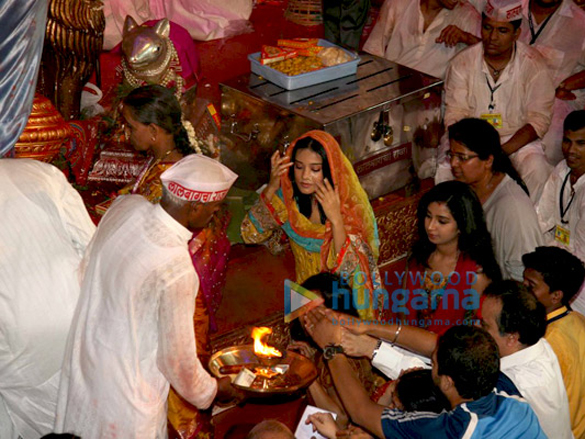 amrita rao visits lalbaug ganesha 4
