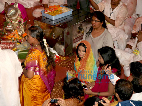 amrita rao visits lalbaug ganesha 5