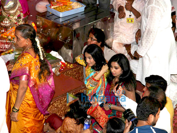amrita rao visits lalbaug ganesha 12