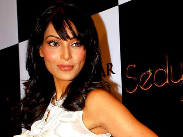 bipasha basu at sahara stars new year bash press meet 11