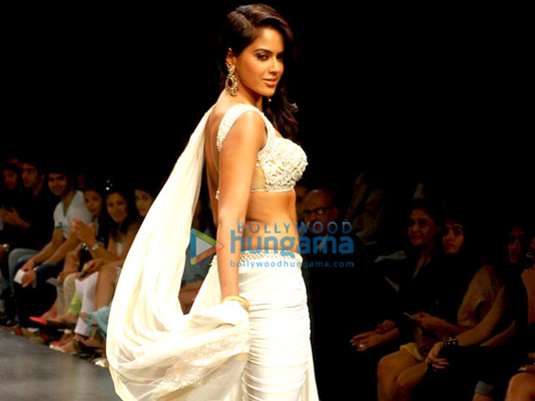 dia mirza and sameera reddy walk the ramp for neeta and nishka lulla at the lakme fashion week 09 22