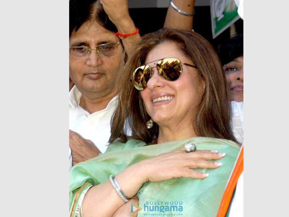 dimple kapadia campaigns for politician sanjay nirupam 6
