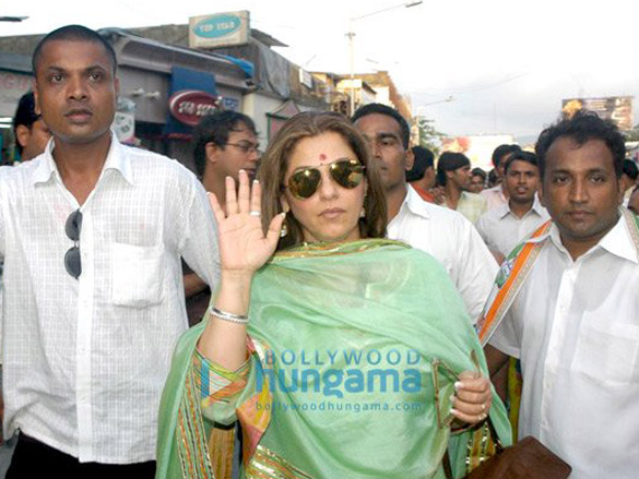 dimple kapadia campaigns for politician sanjay nirupam 8
