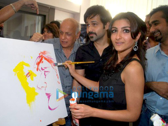 emraan and soha ali khan unveil tum mile 3d painting 9