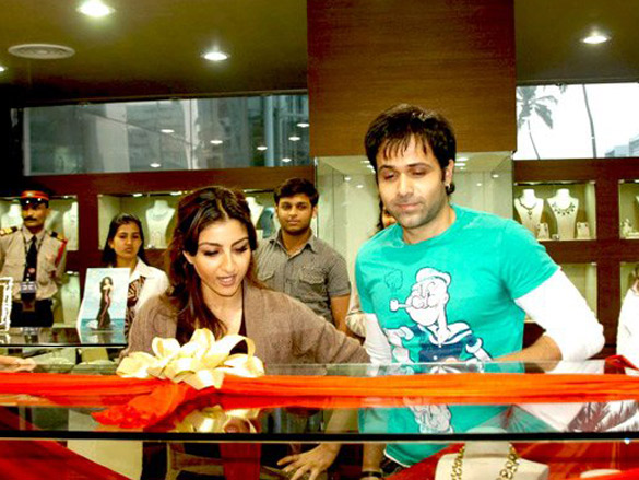 emraan and soha promote tum mile at giantti store 3