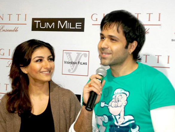 emraan and soha promote tum mile at giantti store 4