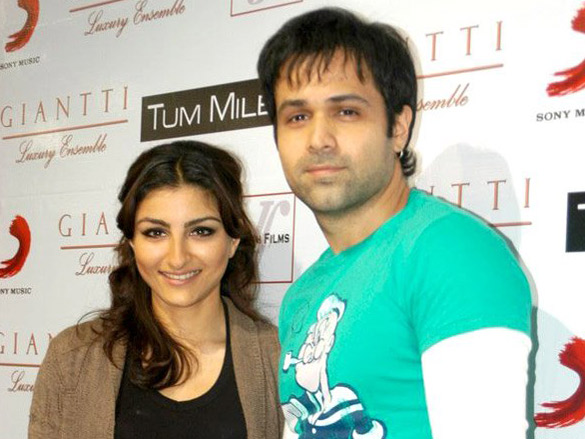 emraan and soha promote tum mile at giantti store 6