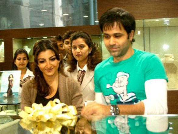 emraan and soha promote tum mile at giantti store 7