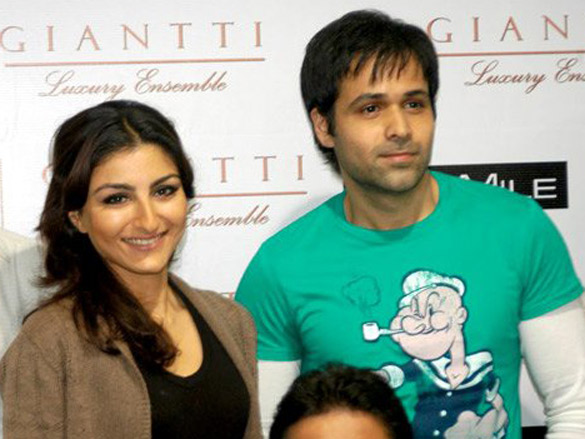 emraan and soha promote tum mile at giantti store 8