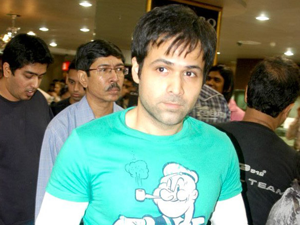emraan and soha promote tum mile at giantti store 10