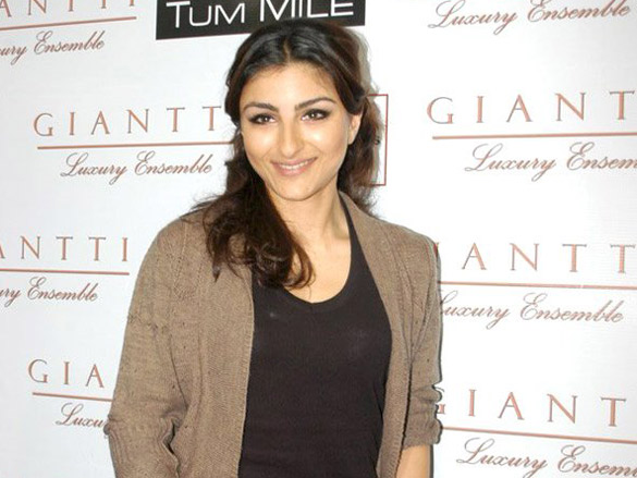 emraan and soha promote tum mile at giantti store 11