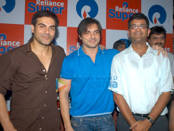 film kisaans promotion at reliance store 8