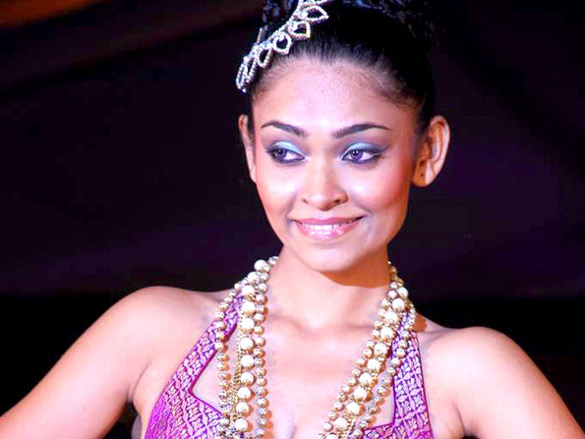 geeta basrasonal sehgal and shenaz walk for the luxurion show 17