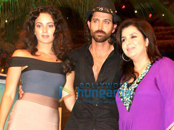 hrithik and kangna with farah khan on the sets of her chat show tere mere beach mein 2