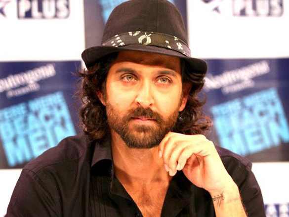 hrithik and kangna with farah khan on the sets of her chat show tere mere beach mein 12