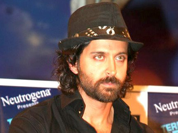 hrithik and kangna with farah khan on the sets of her chat show tere mere beach mein 15