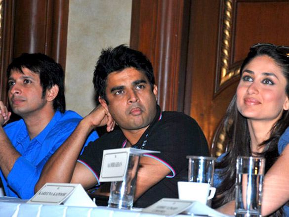 kareenasharman and madhavan unveil 3 idiots game 5