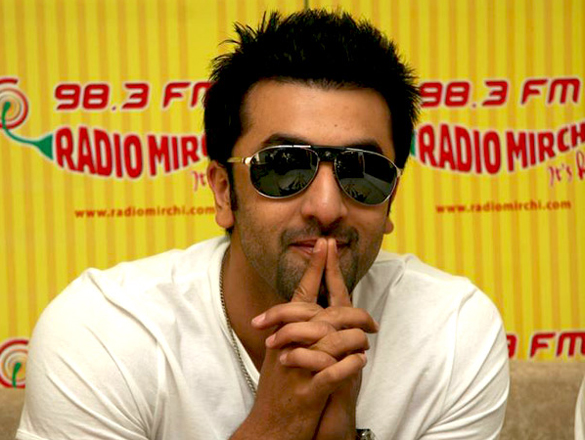 ranbir promotes rocket singh salesman of the year on radio mirchi 5