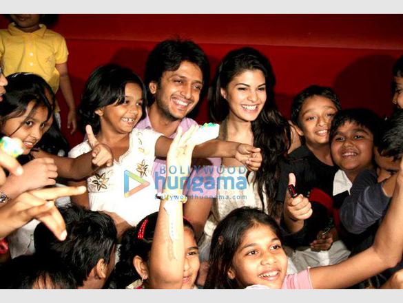 ritesh and jaqueline watch aladin with kids 3