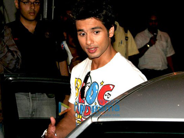 shahid kapoor promotes kaminey on radio mirchi 98 3 fm 9